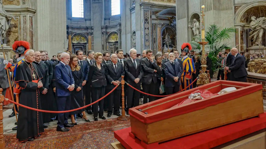 Lula presta homenagem ao papa Francisco em velório no Vaticano