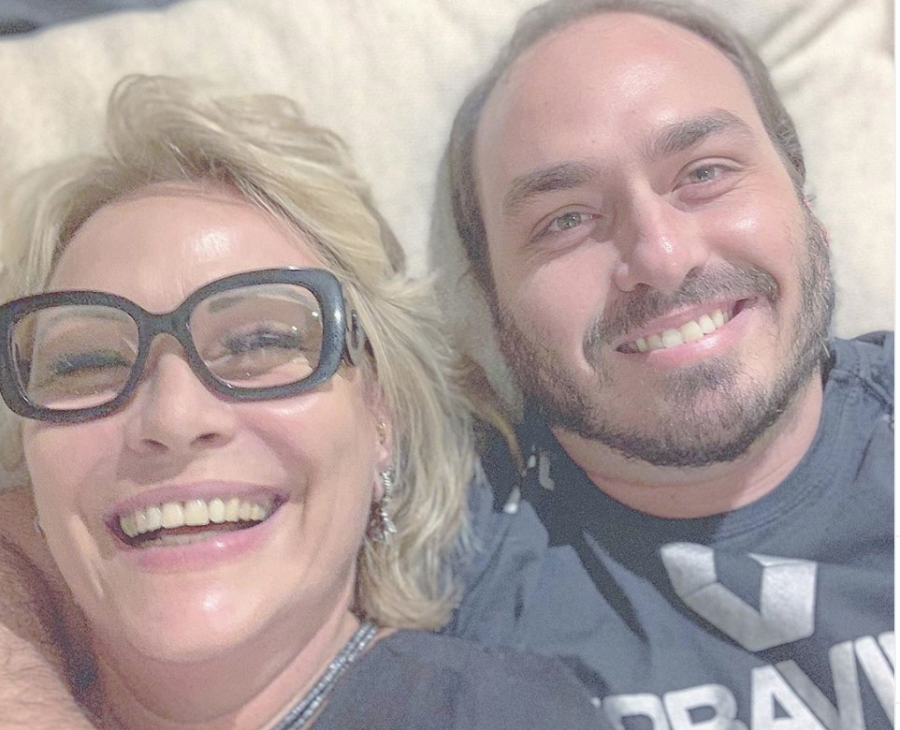 Carlos Bolsonaro parabeniza Rogéria Bolsonaro