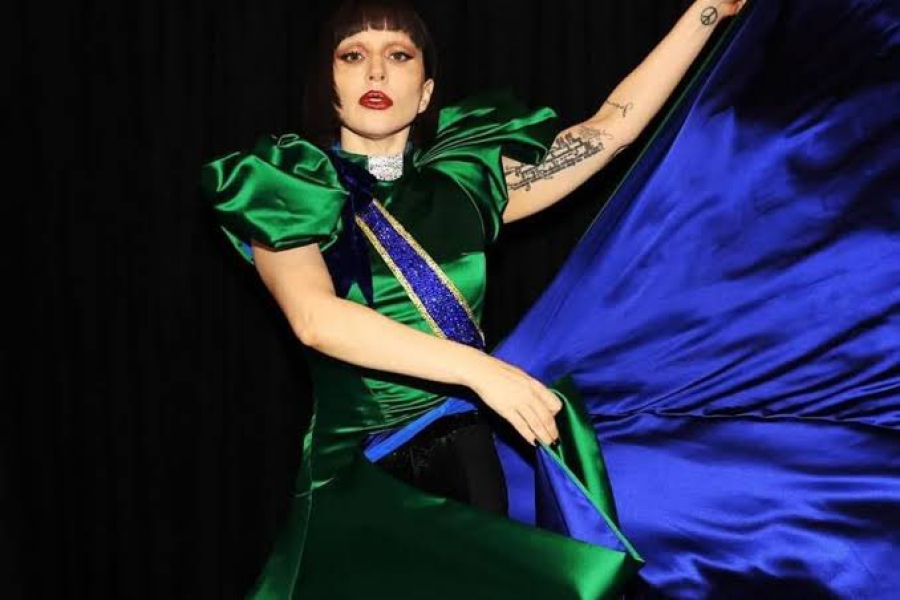 Bolsonaristas Assistem Lady Gaga em casa: Figurino lindo