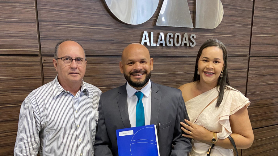 João Nunes presta juramento e é oficialmente advogado pela OAB/AL